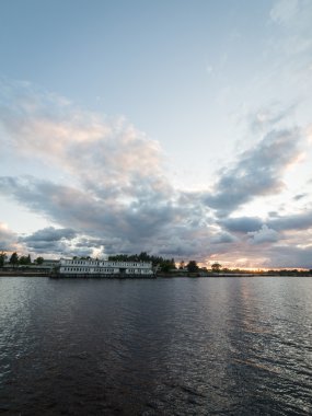 Güzel yaz günbatımı deniz liman