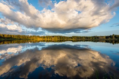 Güzel yaz günbatımı göle mavi gökyüzü, kırmızı ve orangutan