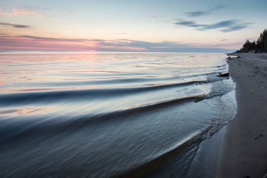 Nehrin mavi gökyüzü, kırmızı ile batımında güzel yaz ve oran
