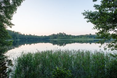 Nehrin mavi gökyüzü, kırmızı ile batımında güzel yaz ve oran