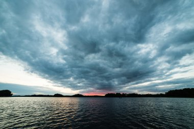 Nehrin mavi gökyüzü, kırmızı ve orang günbatımında dramatik yaz