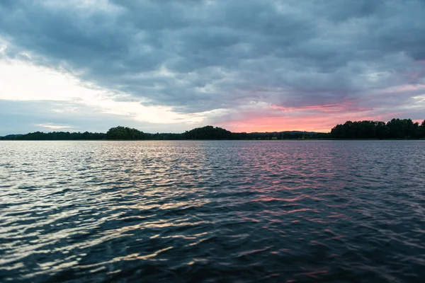 Dramatischer Sommersonnenuntergang am Fluss mit blauem Himmel, Rot und Orang-Utan — Stockfoto