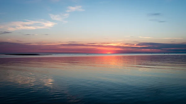 Beautiful summer sunset at the river with blue sky, red and oran — Stock Photo, Image