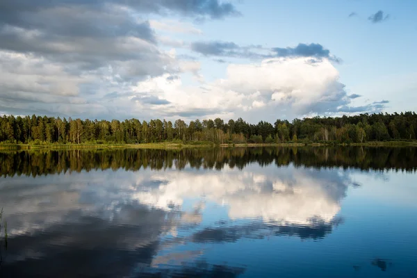 Hermoso atardecer de verano en el lago con cielo azul, rojo y orang — Foto de Stock