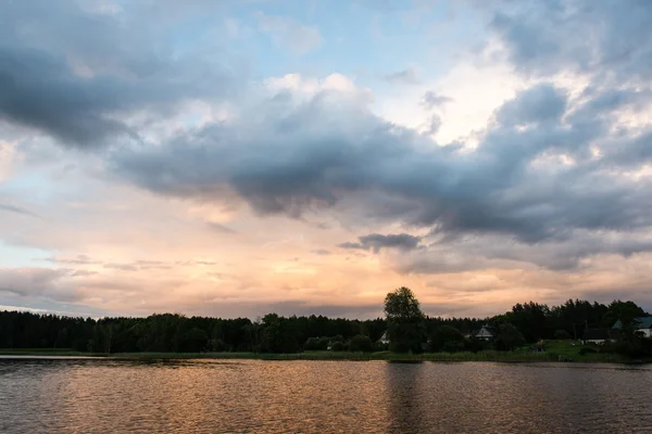 Schöner Sommersonnenuntergang am Fluss mit blauem Himmel, rot und orangefarben — Stockfoto