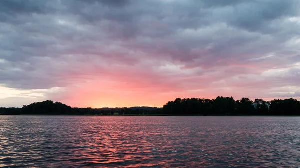 与蓝天, 红色和红毛的河流的戏剧性的夏季日落 — 图库照片