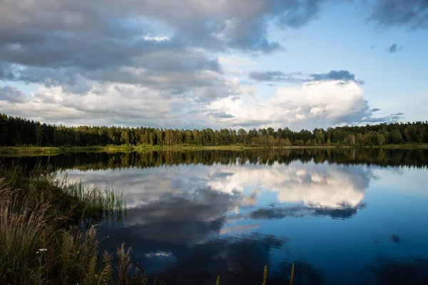 Hermoso atardecer de verano en el lago con cielo azul, rojo y orang — Foto de Stock