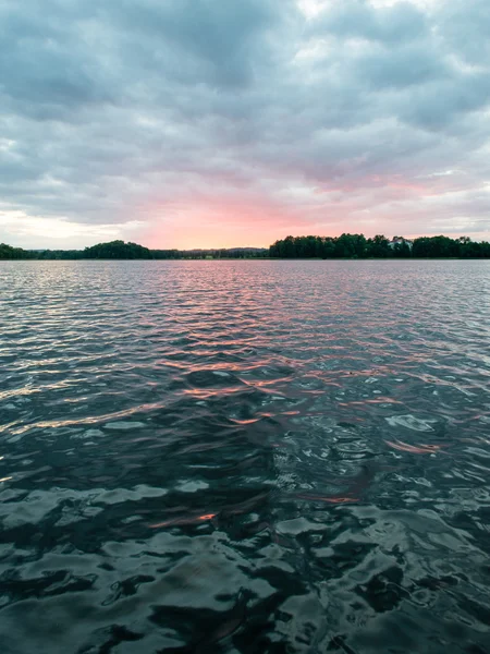 Dramatischer Sommersonnenuntergang am Fluss mit blauem Himmel, Rot und Orang-Utan — Stockfoto