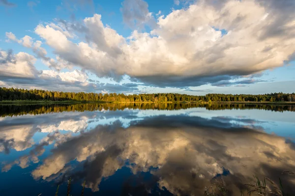 Mooie zomerse zonsondergang aan het meer met blauwe hemel, rood en orang — Stockfoto