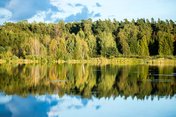 Hermoso atardecer de otoño en el lago con cielo azul, rojo y orang — Foto de Stock