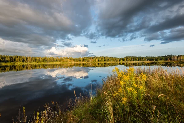 Hermoso atardecer de verano en el lago con cielo azul, rojo y orang — Foto de Stock