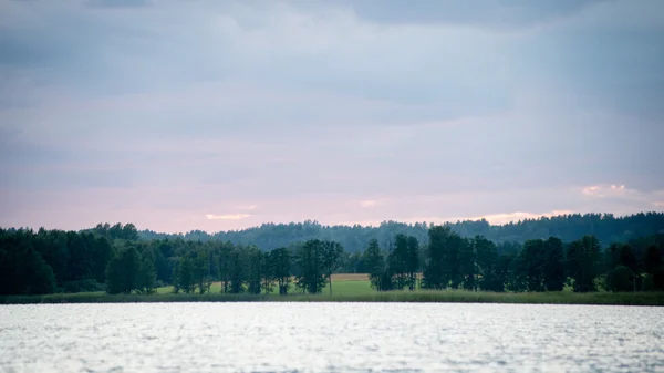 Schöner Sommersonnenuntergang am Fluss mit blauem Himmel, rot und orangefarben — Stockfoto