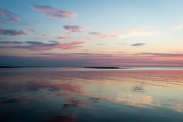 Bellissimo tramonto estivo al fiume con cielo blu, rosso e orano — Foto Stock