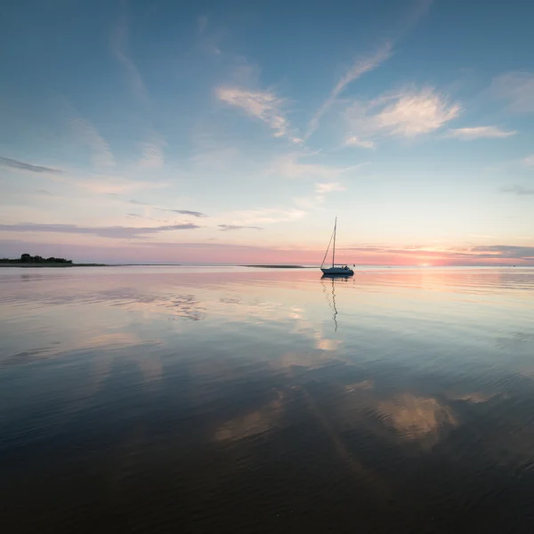 été Magnifique Coucher De Soleil à La Rivière Avec Un Ciel