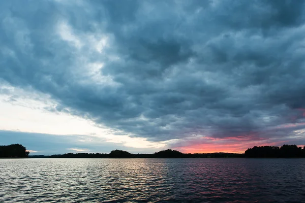 Dramatic summer sunset at the river with blue sky, red and orang — Stock Photo, Image