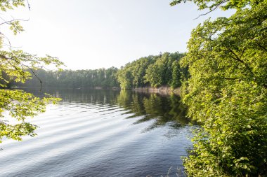 Nehrin mavi gökyüzü, kırmızı ile batımında güzel yaz ve oran
