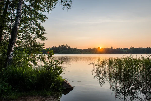 Belo pôr do sol de verão no lago com céu azul, vermelho e orang — Fotografia de Stock