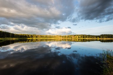 Güzel yaz günbatımı göle mavi gökyüzü, kırmızı ve orangutan