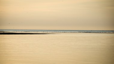 Nehrin mavi gökyüzü, kırmızı ile batımında güzel yaz ve oran