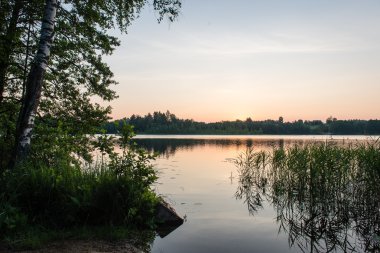 Güzel yaz günbatımı göle mavi gökyüzü, kırmızı ve orangutan