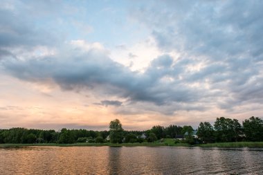 Nehrin mavi gökyüzü, kırmızı ile batımında güzel yaz ve oran