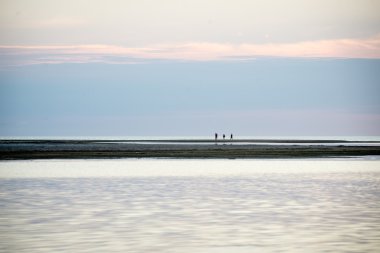 Nehrin mavi gökyüzü, kırmızı ile batımında güzel yaz ve oran