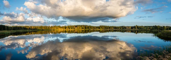 Szép nyári naplementében, a tó a kék ég, a piros és a orángután — Stock Fotó