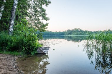 Nehrin mavi gökyüzü, kırmızı ile batımında güzel yaz ve oran