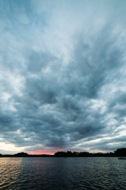 Nehrin mavi gökyüzü, kırmızı ve orang günbatımında dramatik yaz
