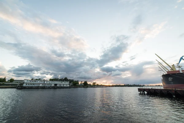 Schöner Sommersonnenuntergang im Seehafen — Stockfoto