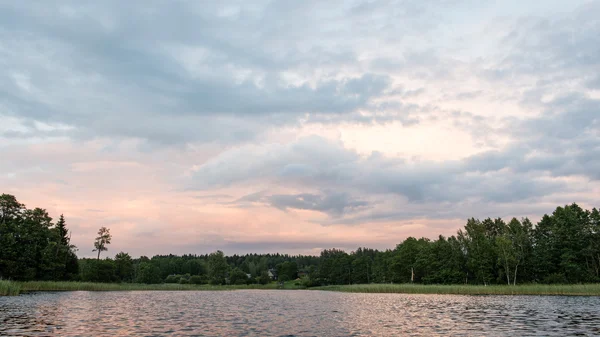 Schöner Sommersonnenuntergang am Fluss mit blauem Himmel, rot und orangefarben — Stockfoto