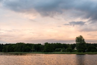 Nehrin mavi gökyüzü, kırmızı ile batımında güzel yaz ve oran