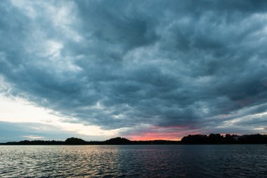 Nehrin mavi gökyüzü, kırmızı ve orang günbatımında dramatik yaz