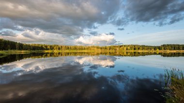 Güzel yaz günbatımı göle mavi gökyüzü, kırmızı ve orangutan