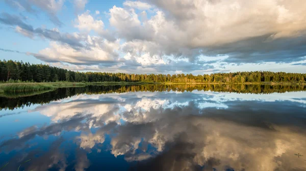 Schöner Sommersonnenuntergang am See mit blauem Himmel, rot und orangen — Stockfoto