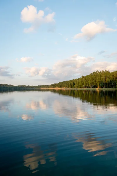 Vacker sommar solnedgång vid floden med blå himmel, röda och oran — Stockfoto