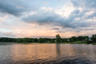 Nehrin mavi gökyüzü, kırmızı ile batımında güzel yaz ve oran