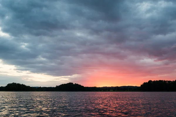 与蓝天, 红色和红毛的河流的戏剧性的夏季日落 — 图库照片
