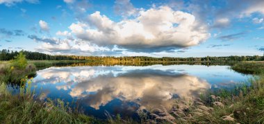 Güzel yaz günbatımı göle mavi gökyüzü, kırmızı ve orangutan