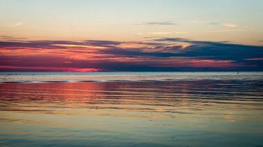 Nehrin mavi gökyüzü, kırmızı ile batımında güzel yaz ve oran