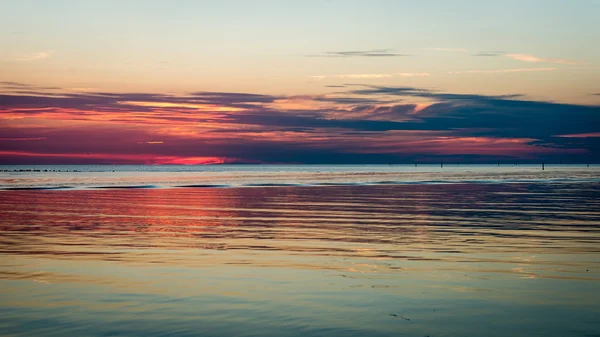 Belo pôr do sol de verão no rio com céu azul, vermelho e oran — Fotografia de Stock