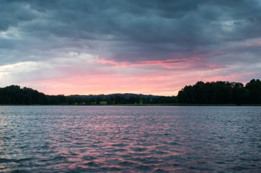 Nehrin mavi gökyüzü, kırmızı ve orang günbatımında dramatik yaz