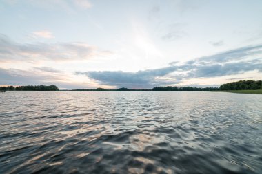 Nehrin mavi gökyüzü, kırmızı ile batımında güzel yaz ve oran