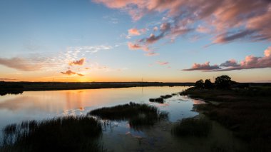 Nehrin mavi gökyüzü, kırmızı ile batımında güzel yaz ve oran