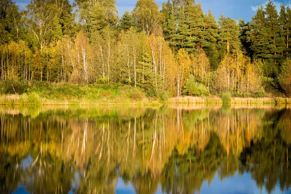 Hermoso atardecer de otoño en el lago con cielo azul, rojo y orang — Foto de Stock