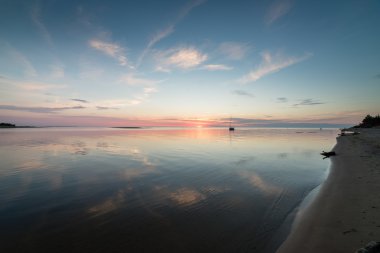 Nehrin mavi gökyüzü, kırmızı ile batımında güzel yaz ve oran