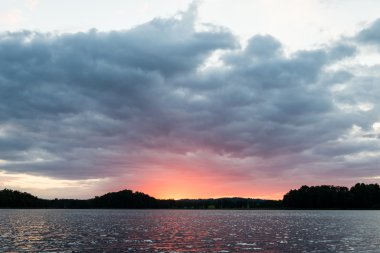 Nehrin mavi gökyüzü, kırmızı ve orang günbatımında dramatik yaz