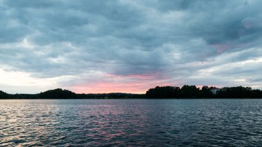 Nehrin mavi gökyüzü, kırmızı ve orang günbatımında dramatik yaz