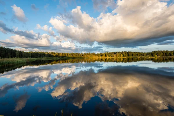Güzel yaz günbatımı göle mavi gökyüzü, kırmızı ve orangutan