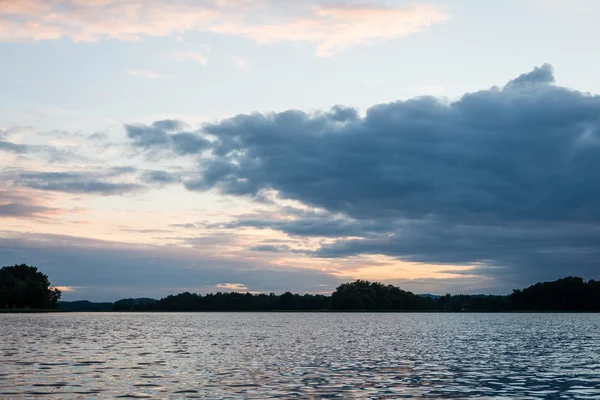 Beau coucher de soleil d'été à la rivière avec ciel bleu, rouge et oran — Photo